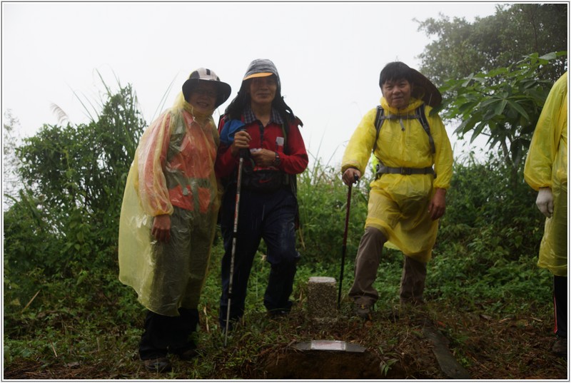 2013-11-02 08-57-55瑞祥組登頂人頭山(靈山).JPG